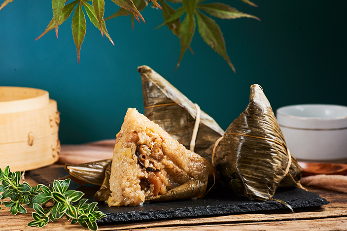 潮媽食堂一向以為大家搜羅正宗潮州美食為主旨,在今個端午節就帶來了2款正宗潮汕粽子。2款潮州粽子皆由潮汕直送,保證可以讓你品嚐到地道的潮汕家鄉風味。五香潮州鹹粽(HKD$88,一包有兩隻)以及五香潮州鹹
